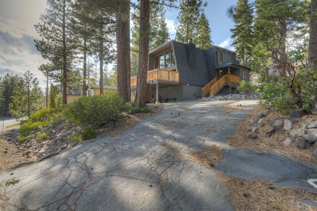 Lake view house with WiFi, washer&dryer, and fireplace - dogs are welcome