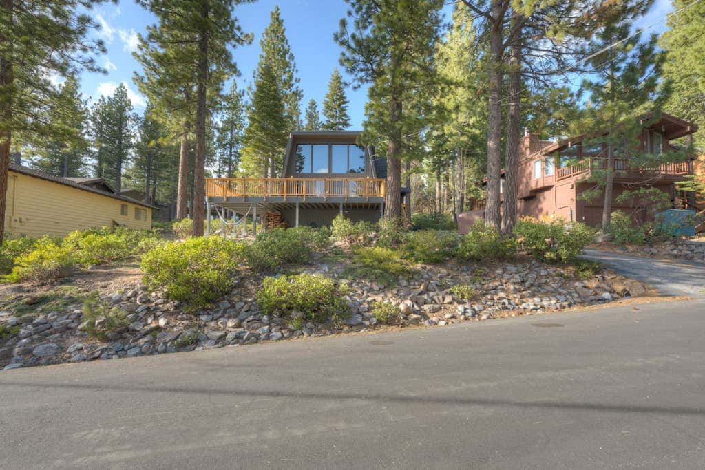 Lake view house with WiFi, washer&dryer, and fireplace - dogs are welcome