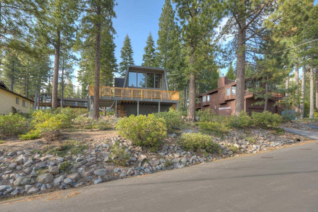 Lake view house with WiFi, washer&dryer, and fireplace - dogs are welcome