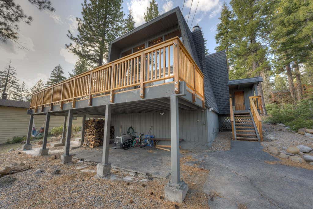 Lake view house with WiFi, washer&dryer, and fireplace - dogs are welcome