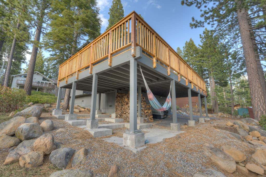 Lake view house with WiFi, washer&dryer, and fireplace - dogs are welcome