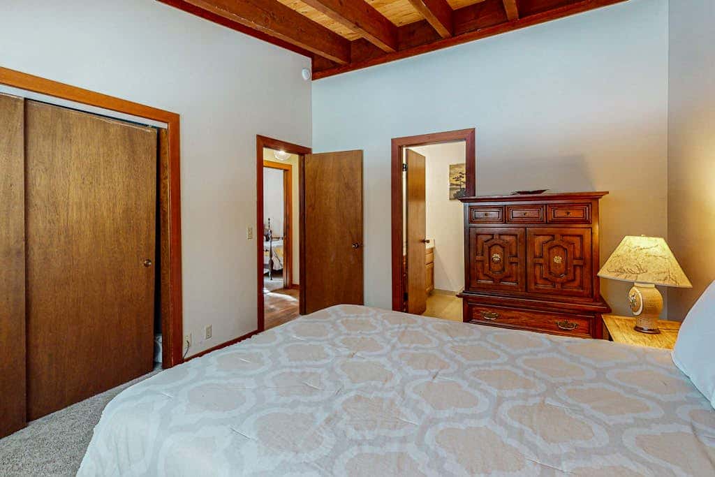 Homey Family Condo with Shared Pool, Hot Tub, Tennis & Lovely Lake Views