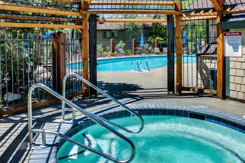 Bright condo with outdoor pool, hot tub, tennis, sauna & patio - walk to lake