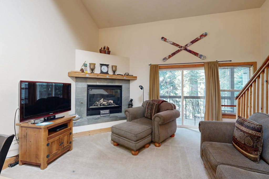 Centrally located condo with pool, tennis, hot tubs, & fireplace - near skiing