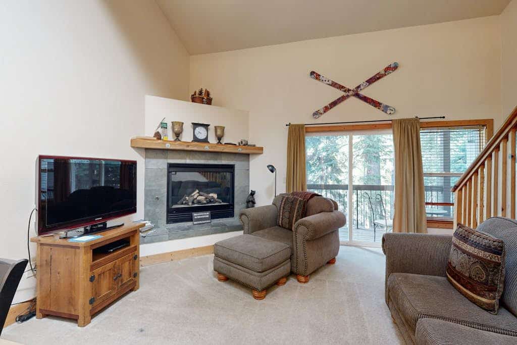 Centrally located condo with pool, tennis, hot tubs, & fireplace - near skiing