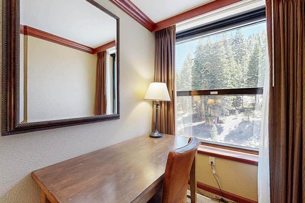 Everline Resort & Spa Ski-in-ski-out condo, pools, tennis, ice rink, & gym
