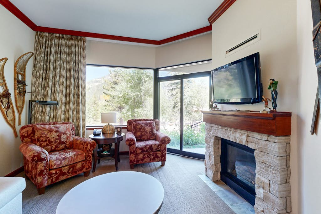 Everline Resort & Spa - ski-in&ski-out escape with pools, gym, ice rink & tennis