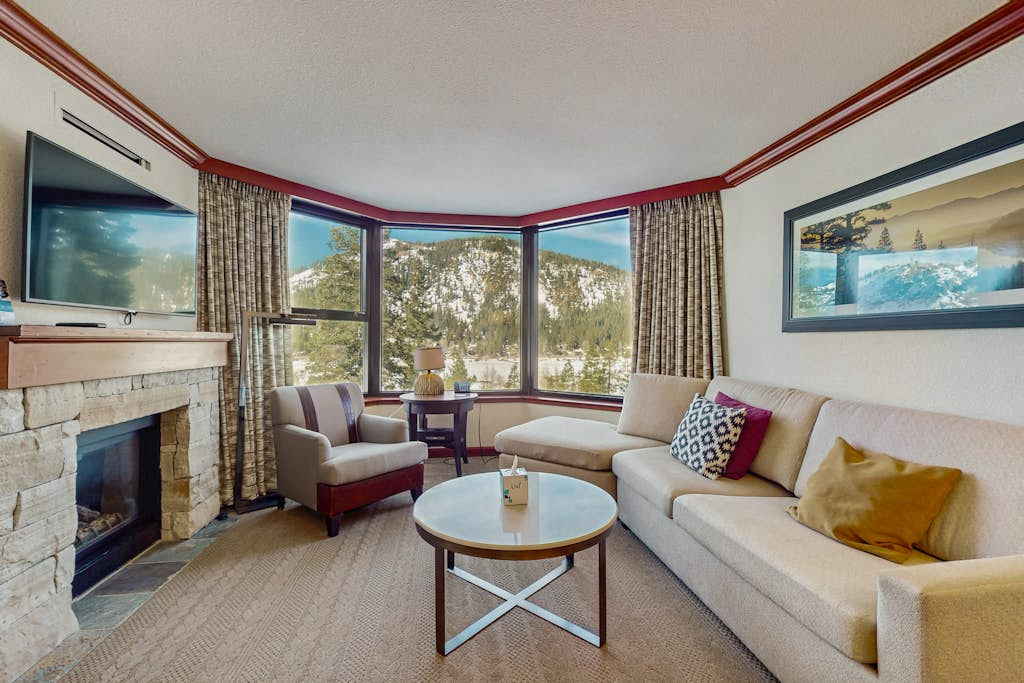 Luxe Ski-in-ski-out King Suite with Fireplace, Resort Pools, Spa & Gym