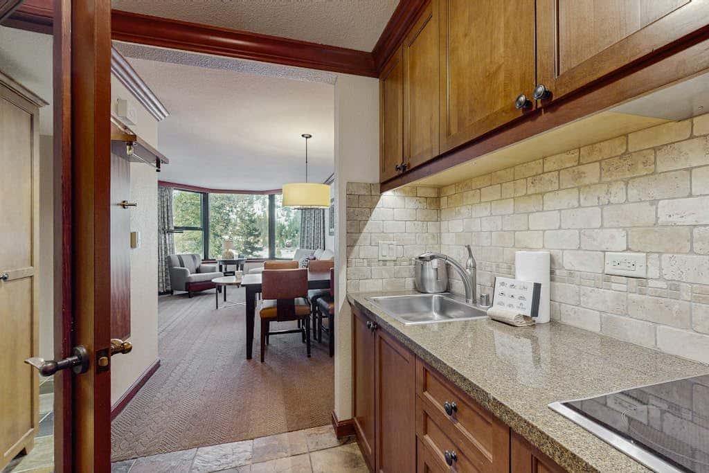 Luxe Ski-in-ski-out King Suite with Fireplace, Resort Pools, Spa & Gym