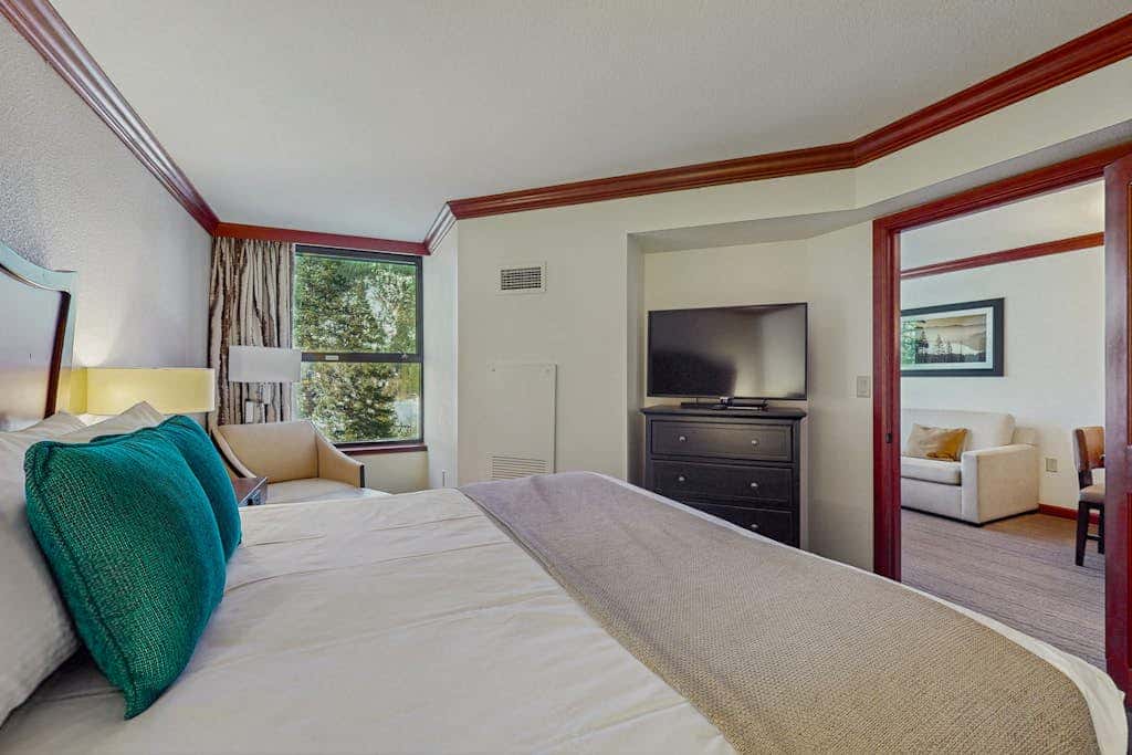 Luxe Ski-in-ski-out King Suite with Fireplace, Resort Pools, Spa & Gym