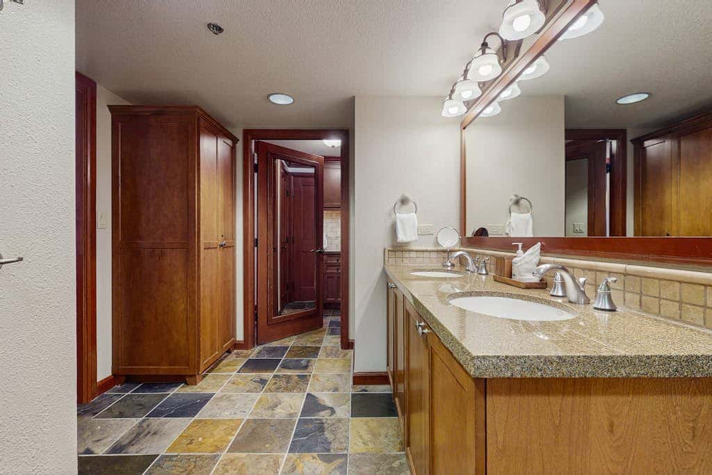 Luxe Ski-in-ski-out King Suite with Fireplace, Resort Pools, Spa & Gym