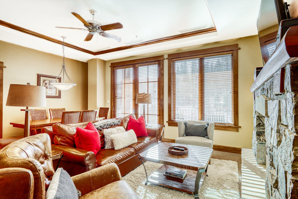 Ideal Mountain Getaway Near the Lifts with Private Balcony, Free WiFi & Fireplace