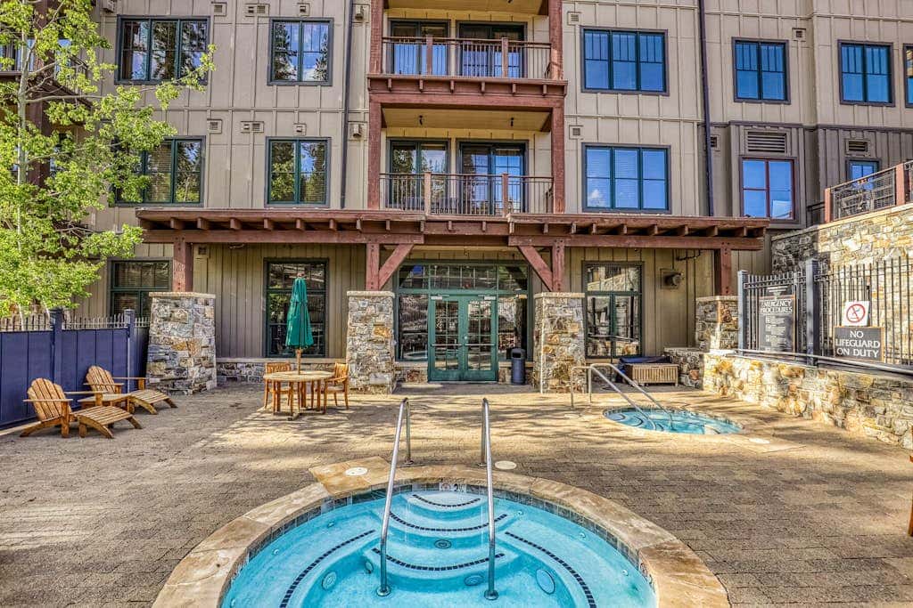 Ideal Mountain Getaway Near the Lifts with Private Balcony, Free WiFi & Fireplace