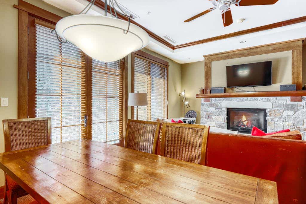 Ideal Mountain Getaway Near the Lifts with Private Balcony, Free WiFi & Fireplace