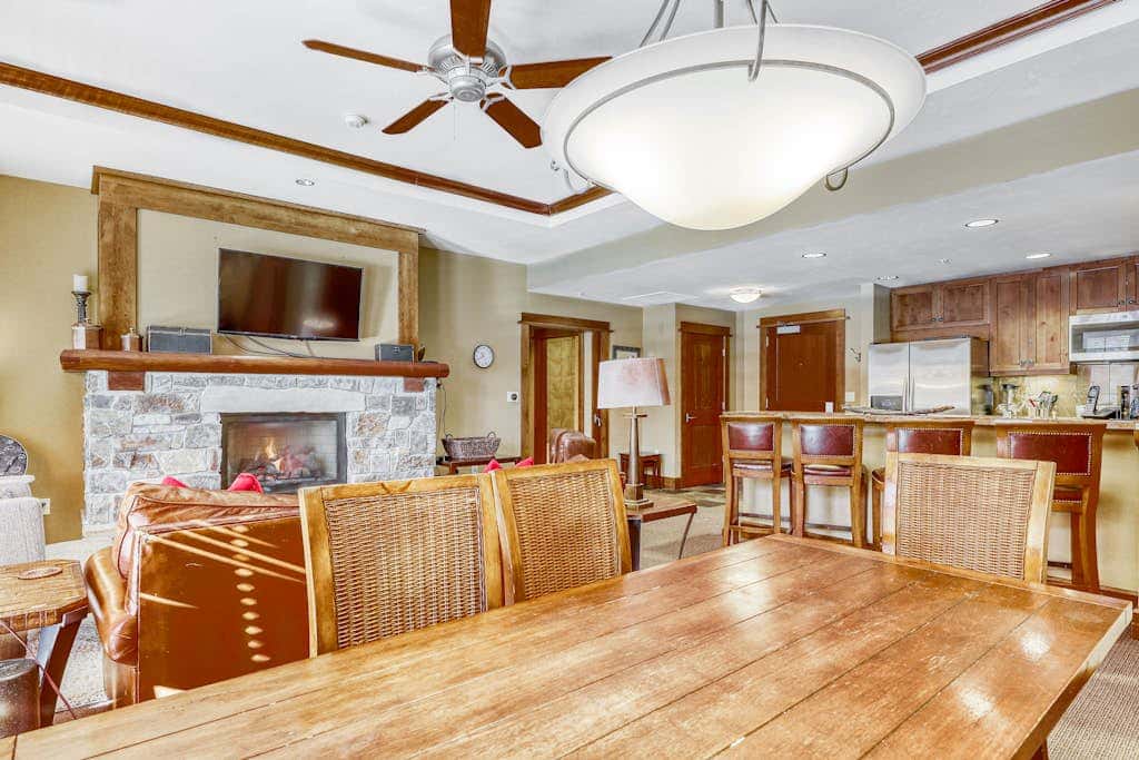 Ideal Mountain Getaway Near the Lifts with Private Balcony, Free WiFi & Fireplace
