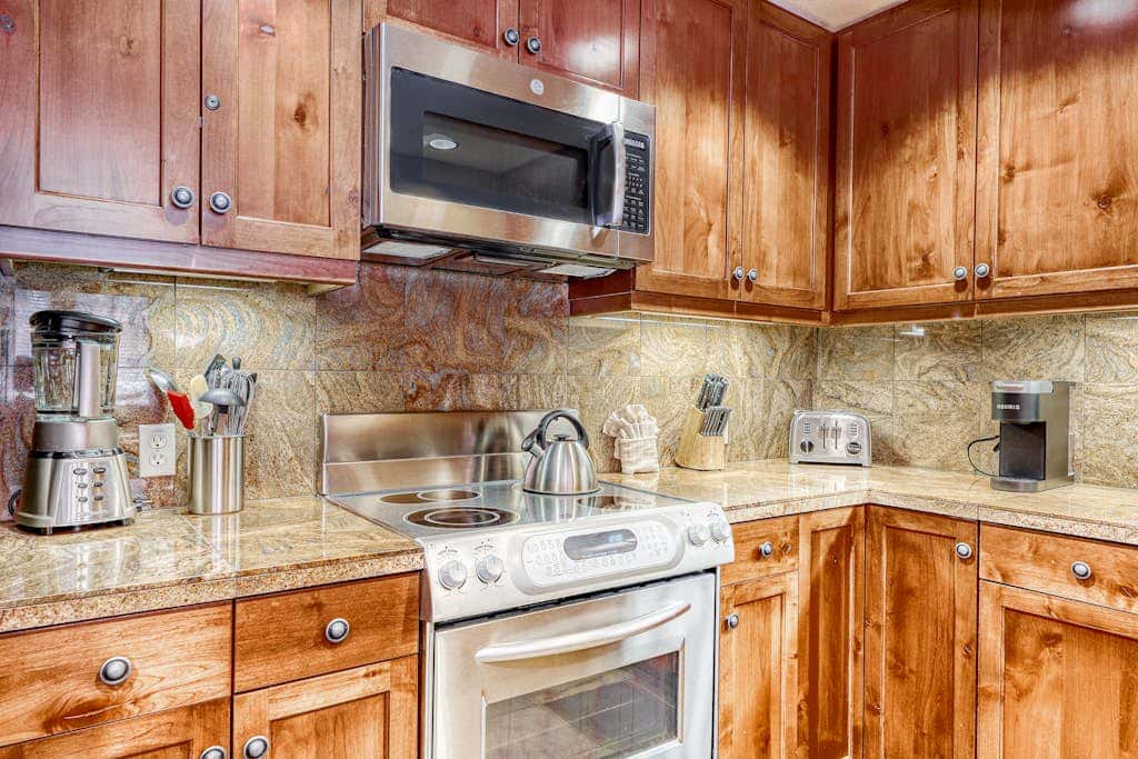 Ideal Mountain Getaway Near the Lifts with Private Balcony, Free WiFi & Fireplace