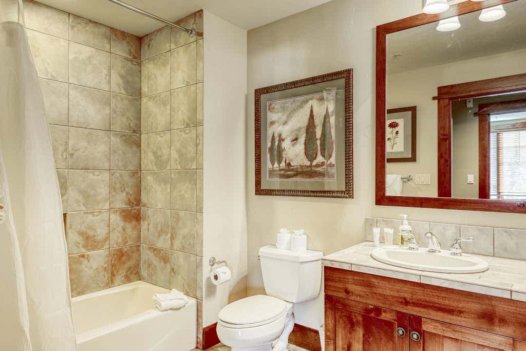 Ideal Mountain Getaway Near the Lifts with Private Balcony, Free WiFi & Fireplace