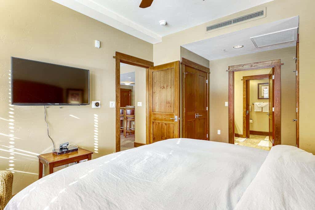Ideal Mountain Getaway Near the Lifts with Private Balcony, Free WiFi & Fireplace