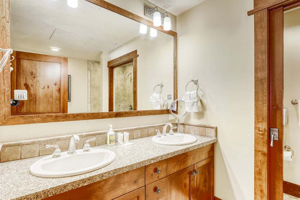 Ideal Mountain Getaway Near the Lifts with Private Balcony, Free WiFi & Fireplace