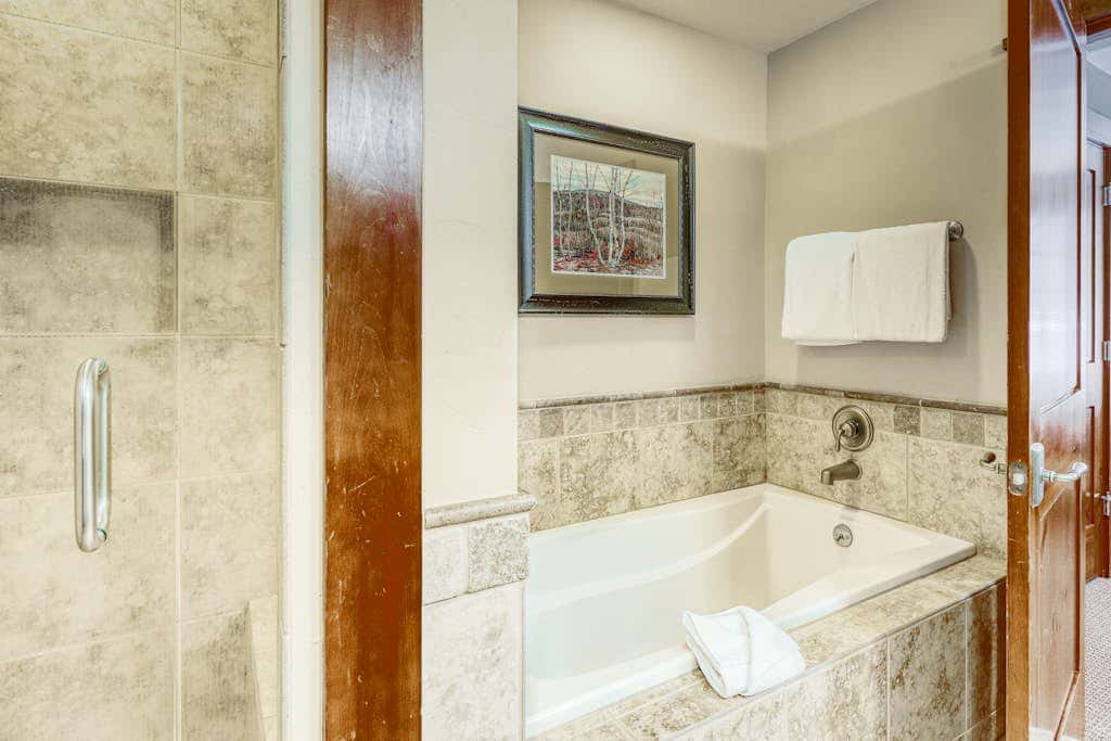 Ideal Mountain Getaway Near the Lifts with Private Balcony, Free WiFi & Fireplace