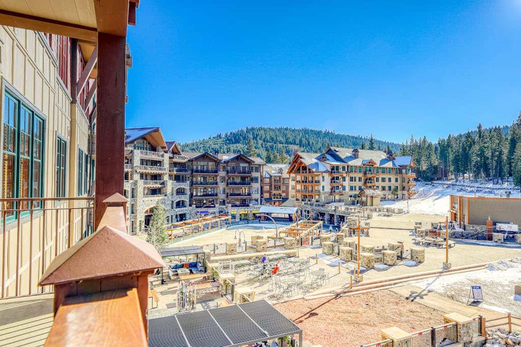 Ideal Mountain Getaway Near the Lifts with Private Balcony, Free WiFi & Fireplace