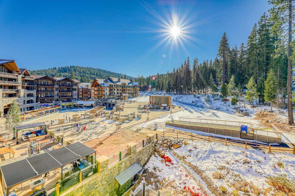 Ideal Mountain Getaway Near the Lifts with Private Balcony, Free WiFi & Fireplace