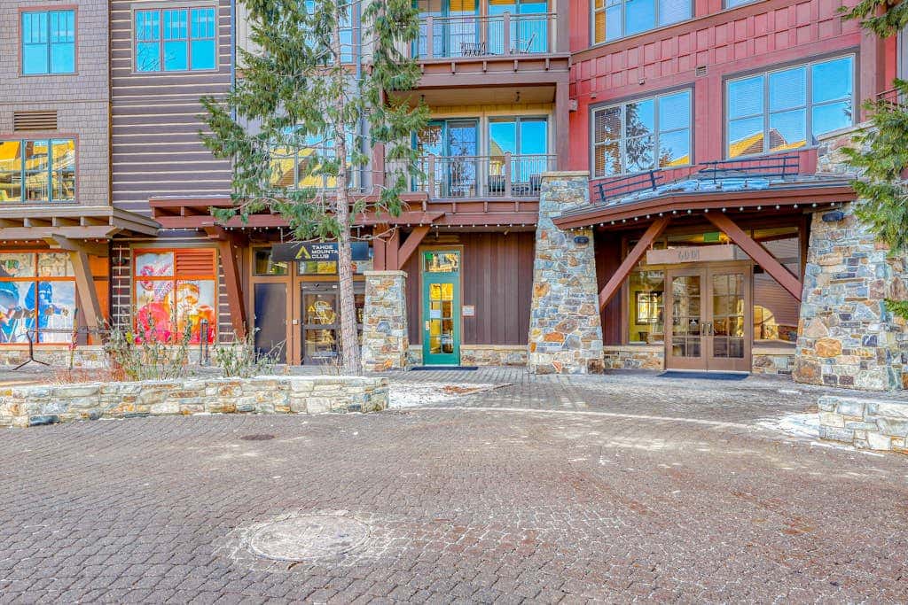 Ideal Mountain Getaway Near the Lifts with Private Balcony, Free WiFi & Fireplace