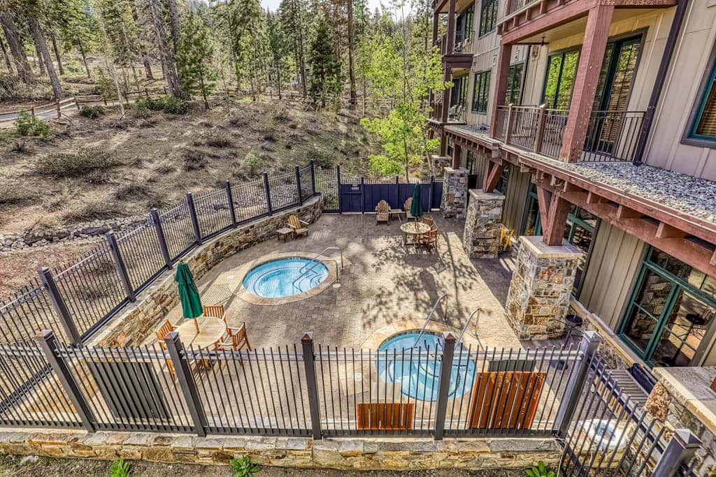 Ideal Mountain Getaway Near the Lifts with Private Balcony, Free WiFi & Fireplace