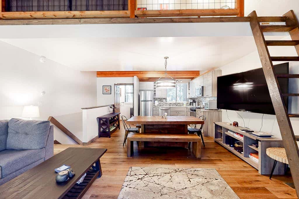 Lofted Mountain Escape with Free WiFi, Shared Pool & Hot Tub, Golf & Skiing Nearby