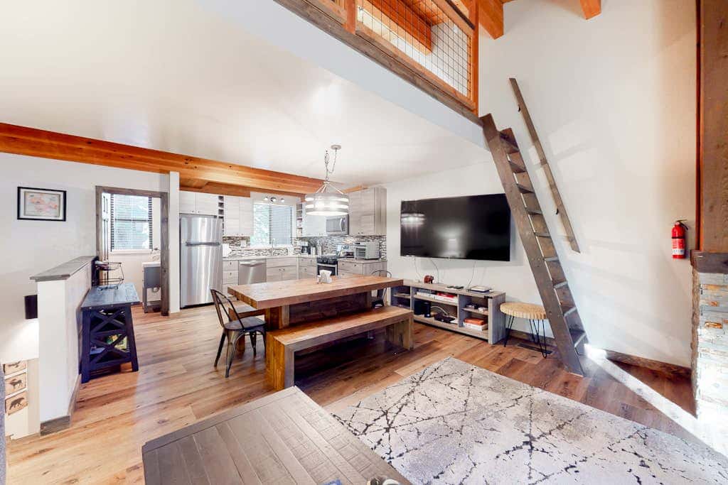 Lofted Mountain Escape with Free WiFi, Shared Pool & Hot Tub, Golf & Skiing Nearby