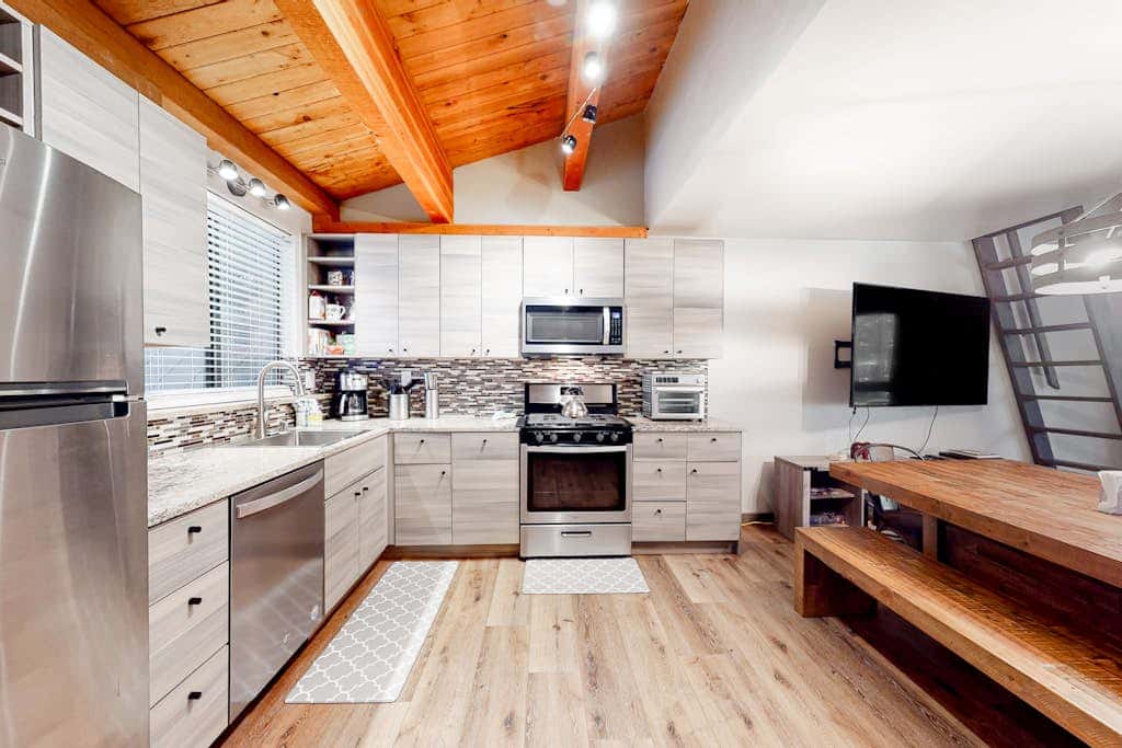 Lofted Mountain Escape with Free WiFi, Shared Pool & Hot Tub, Golf & Skiing Nearby