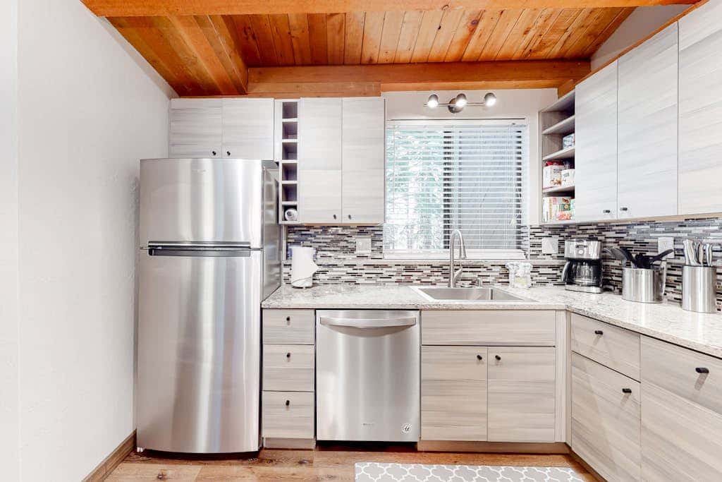 Lofted Mountain Escape with Free WiFi, Shared Pool & Hot Tub, Golf & Skiing Nearby