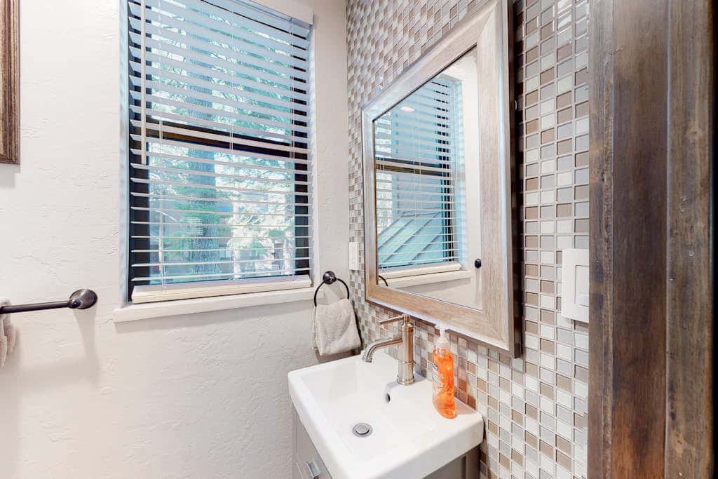 Lofted Mountain Escape with Free WiFi, Shared Pool & Hot Tub, Golf & Skiing Nearby