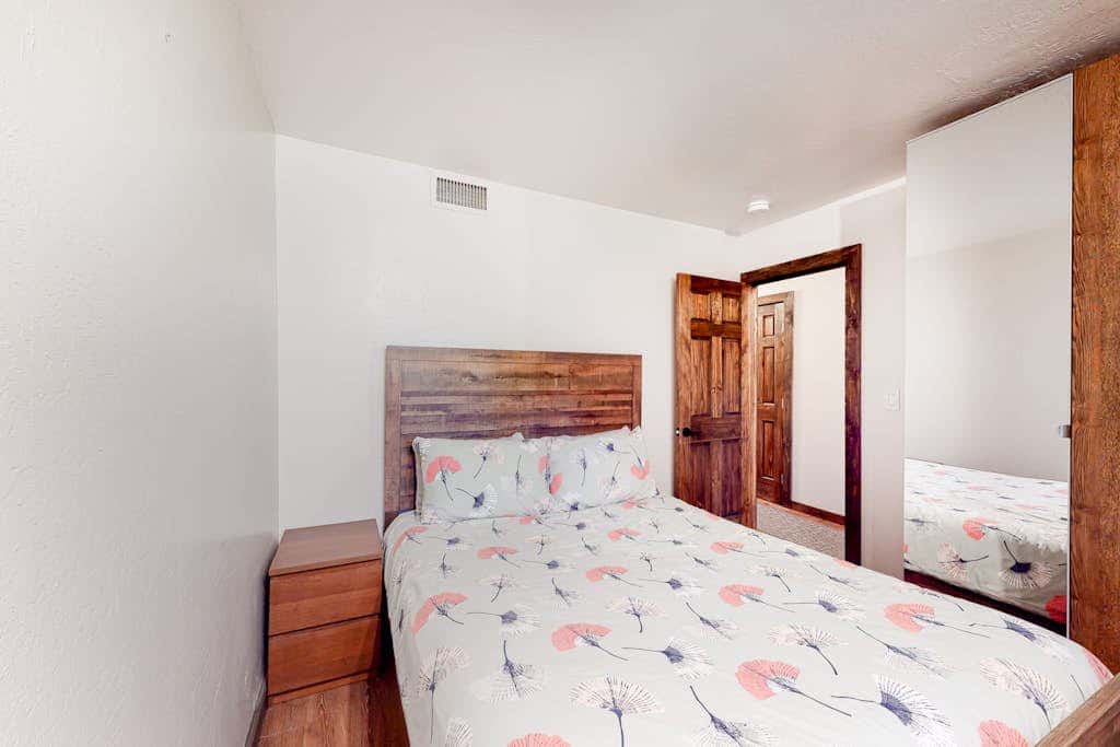 Lofted Mountain Escape with Free WiFi, Shared Pool & Hot Tub, Golf & Skiing Nearby
