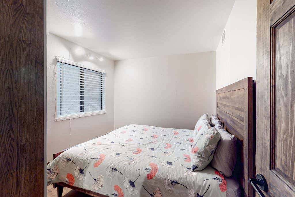 Lofted Mountain Escape with Free WiFi, Shared Pool & Hot Tub, Golf & Skiing Nearby