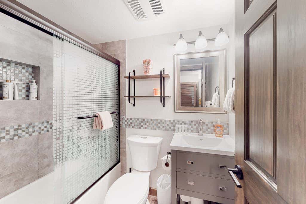 Lofted Mountain Escape with Free WiFi, Shared Pool & Hot Tub, Golf & Skiing Nearby