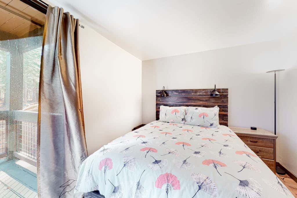 Lofted Mountain Escape with Free WiFi, Shared Pool & Hot Tub, Golf & Skiing Nearby