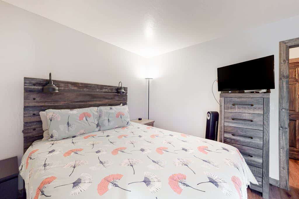 Lofted Mountain Escape with Free WiFi, Shared Pool & Hot Tub, Golf & Skiing Nearby