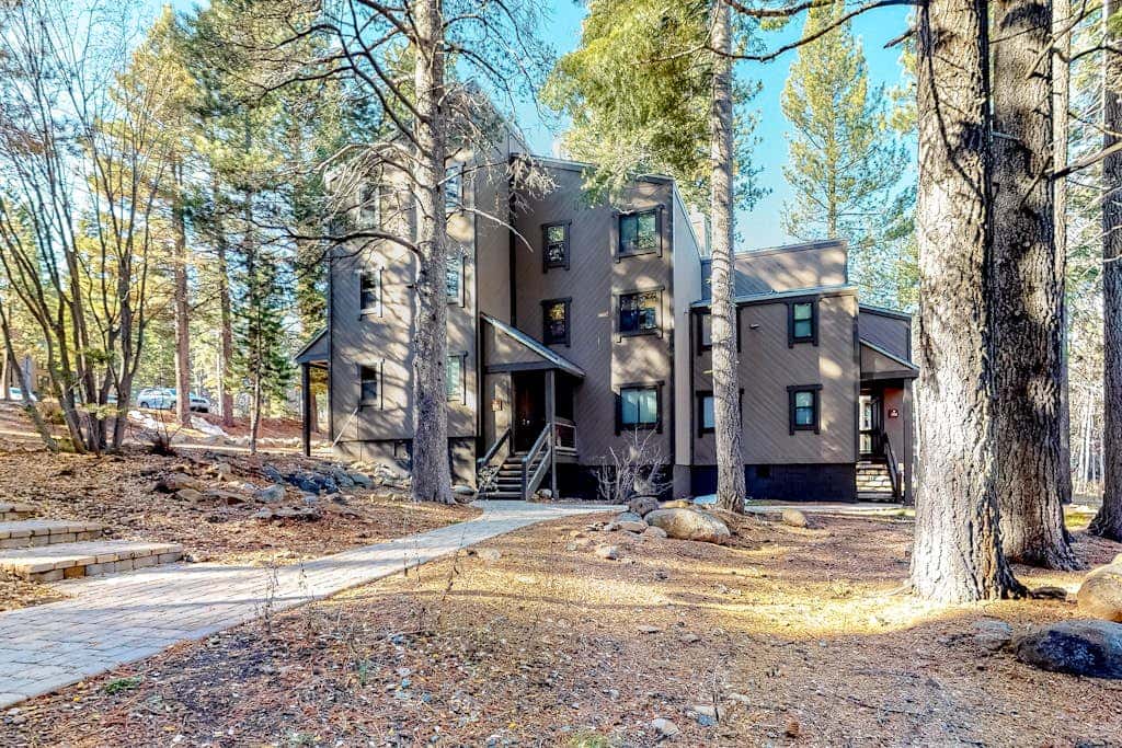 Lofted Mountain Escape with Free WiFi, Shared Pool & Hot Tub, Golf & Skiing Nearby