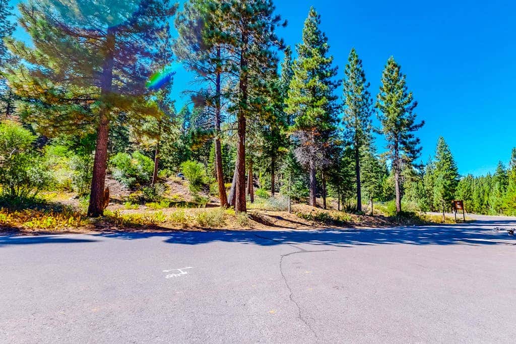 Lofted Mountain Escape with Free WiFi, Shared Pool & Hot Tub, Golf & Skiing Nearby