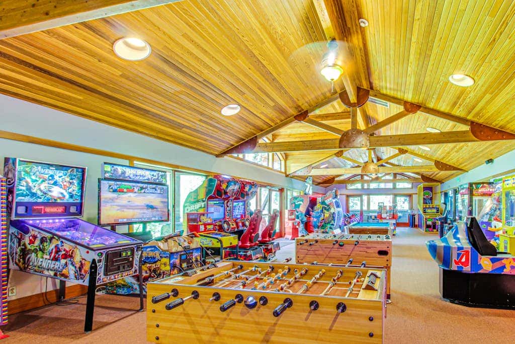 Lofted Mountain Escape with Free WiFi, Shared Pool & Hot Tub, Golf & Skiing Nearby