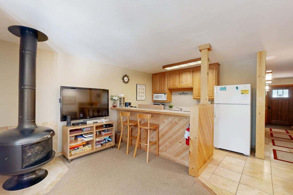 Ski Trails Condo - Pool & Hot Tub, 200' to Slopes - Near Restaurants & Shops