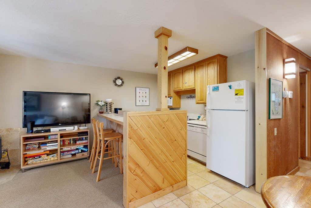 Ski Trails Condo - Pool & Hot Tub, 200' to Slopes - Near Restaurants & Shops