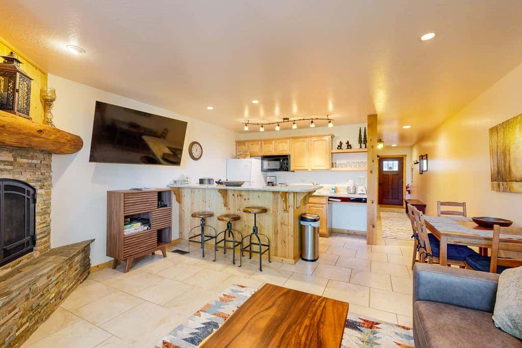 Remodeled Ski-In - Ski-Out Coyote Fork Retreat with Pools & Hot Tubs