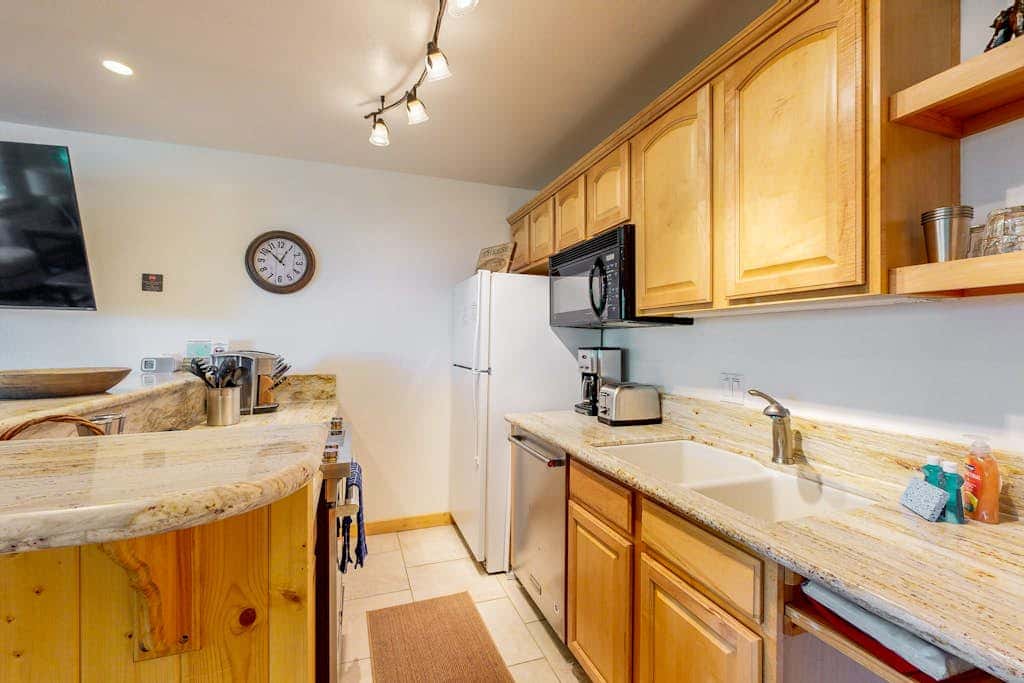 Remodeled Ski-In - Ski-Out Coyote Fork Retreat with Pools & Hot Tubs