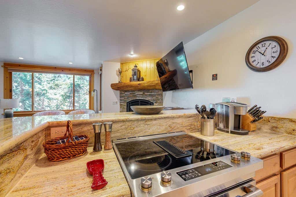 Remodeled Ski-In - Ski-Out Coyote Fork Retreat with Pools & Hot Tubs