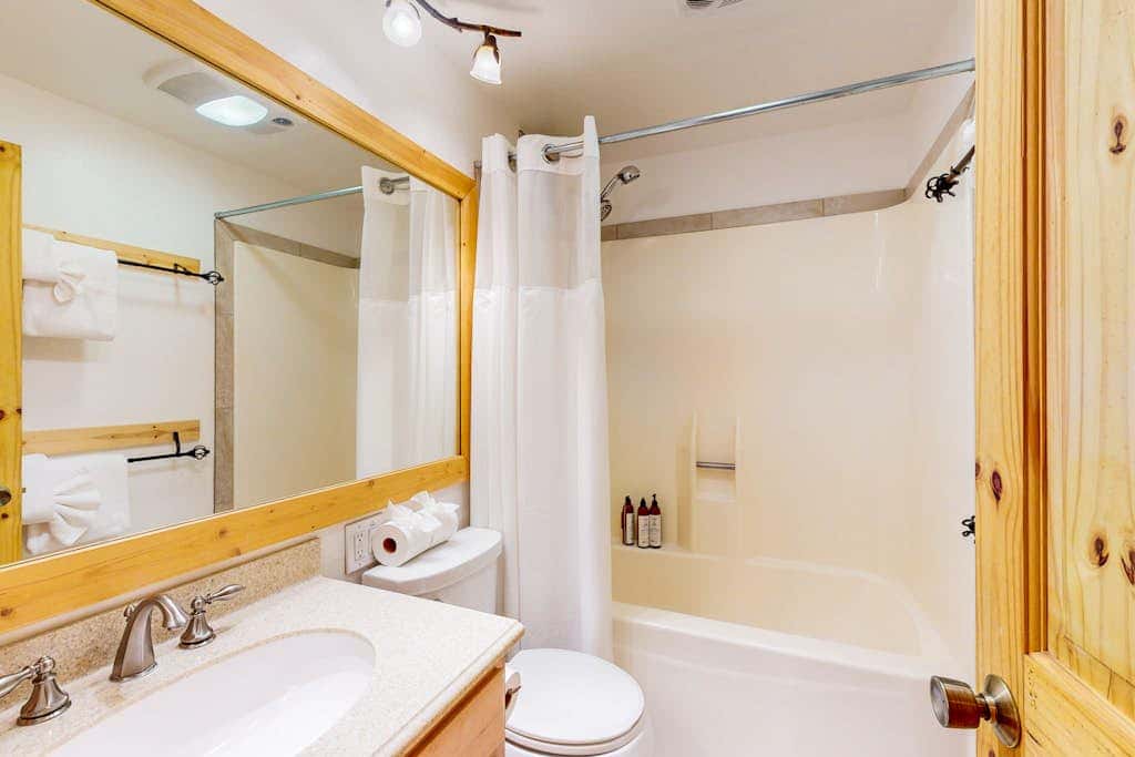 Remodeled Ski-In - Ski-Out Coyote Fork Retreat with Pools & Hot Tubs