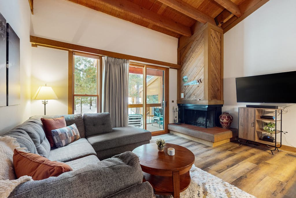 Cozy townhouse with pool access, board games, and fireplace - near skiing