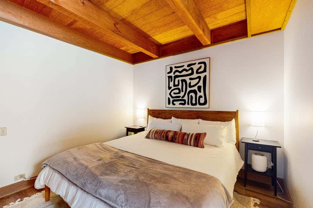 Cozy townhouse with pool access, board games, and fireplace - near skiing