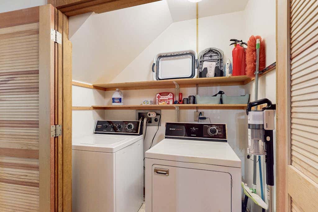 Cozy townhouse with pool access, board games, and fireplace - near skiing